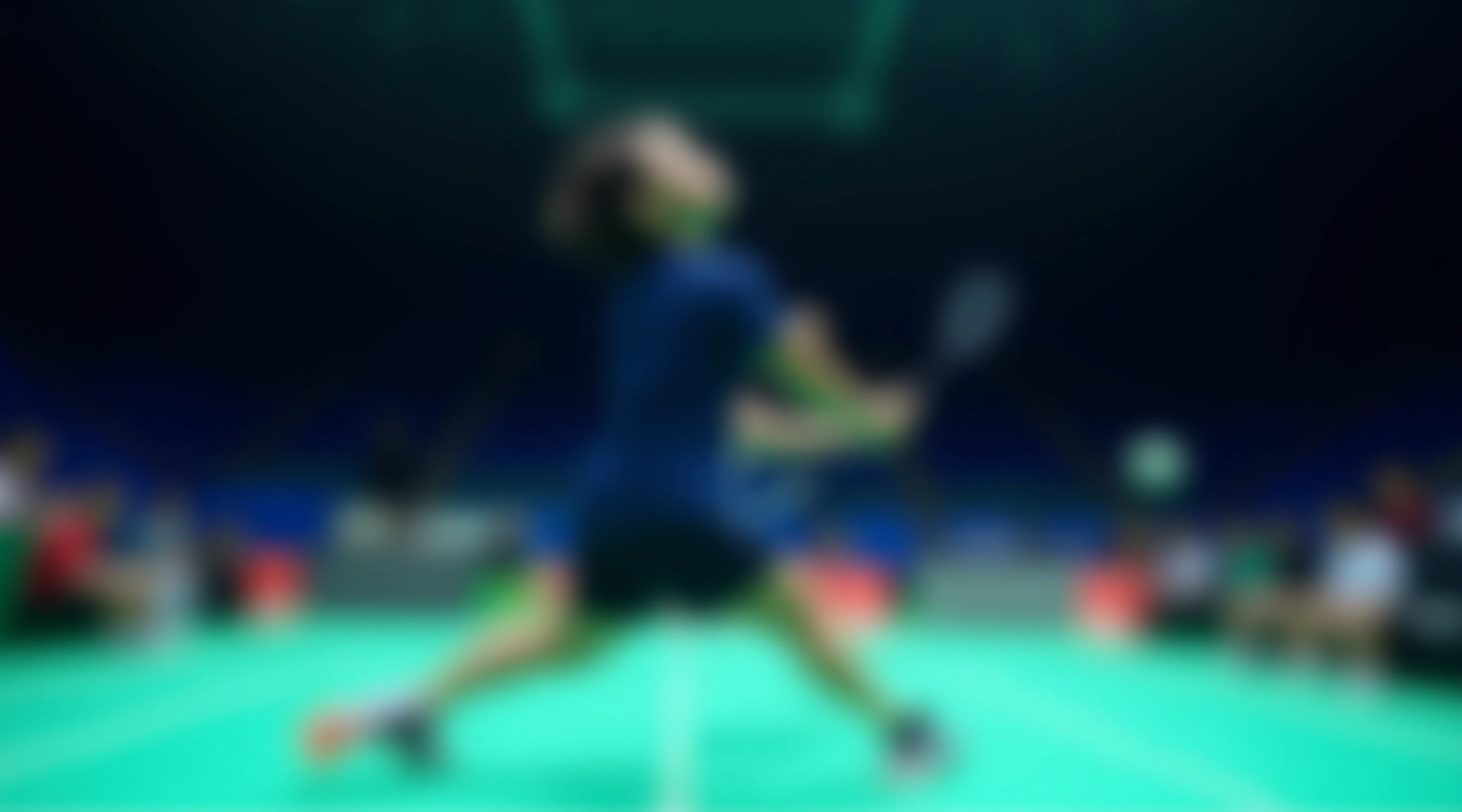 لاعب ريشة طائرة محترف يلعب على ملعب داخلي مع حركة ديناميكية